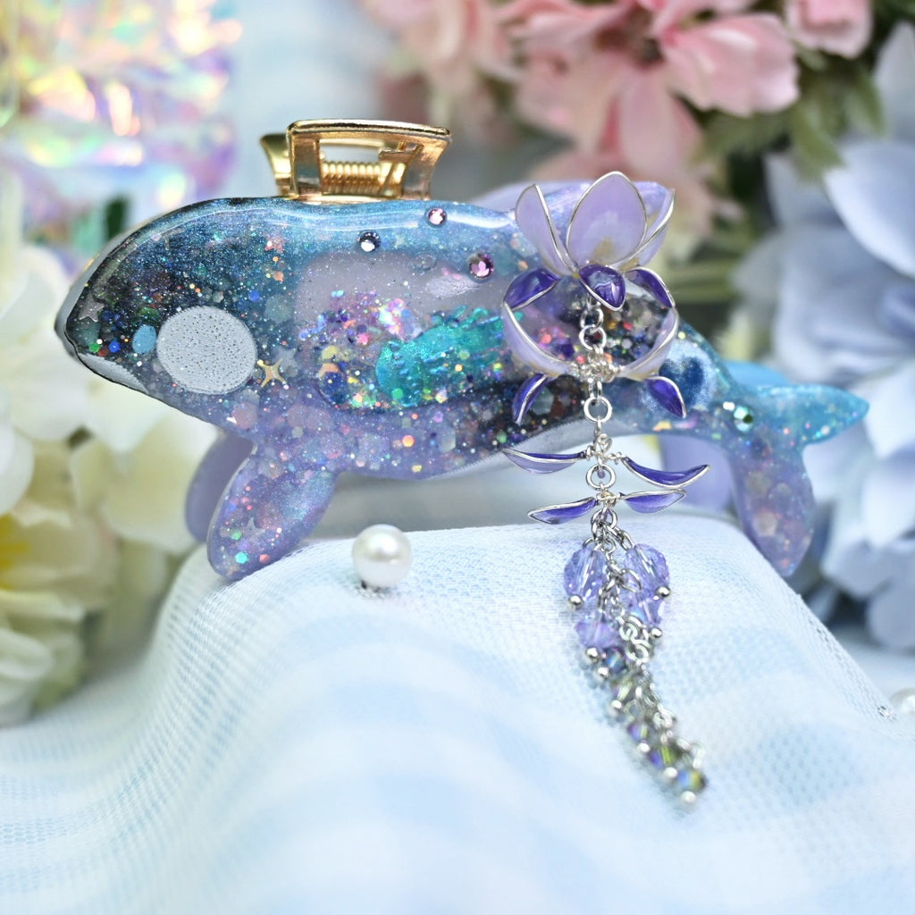 Wisteria Orca Hair Huggie III (5.5cm claw) - Dancing Heart | Blue Glow