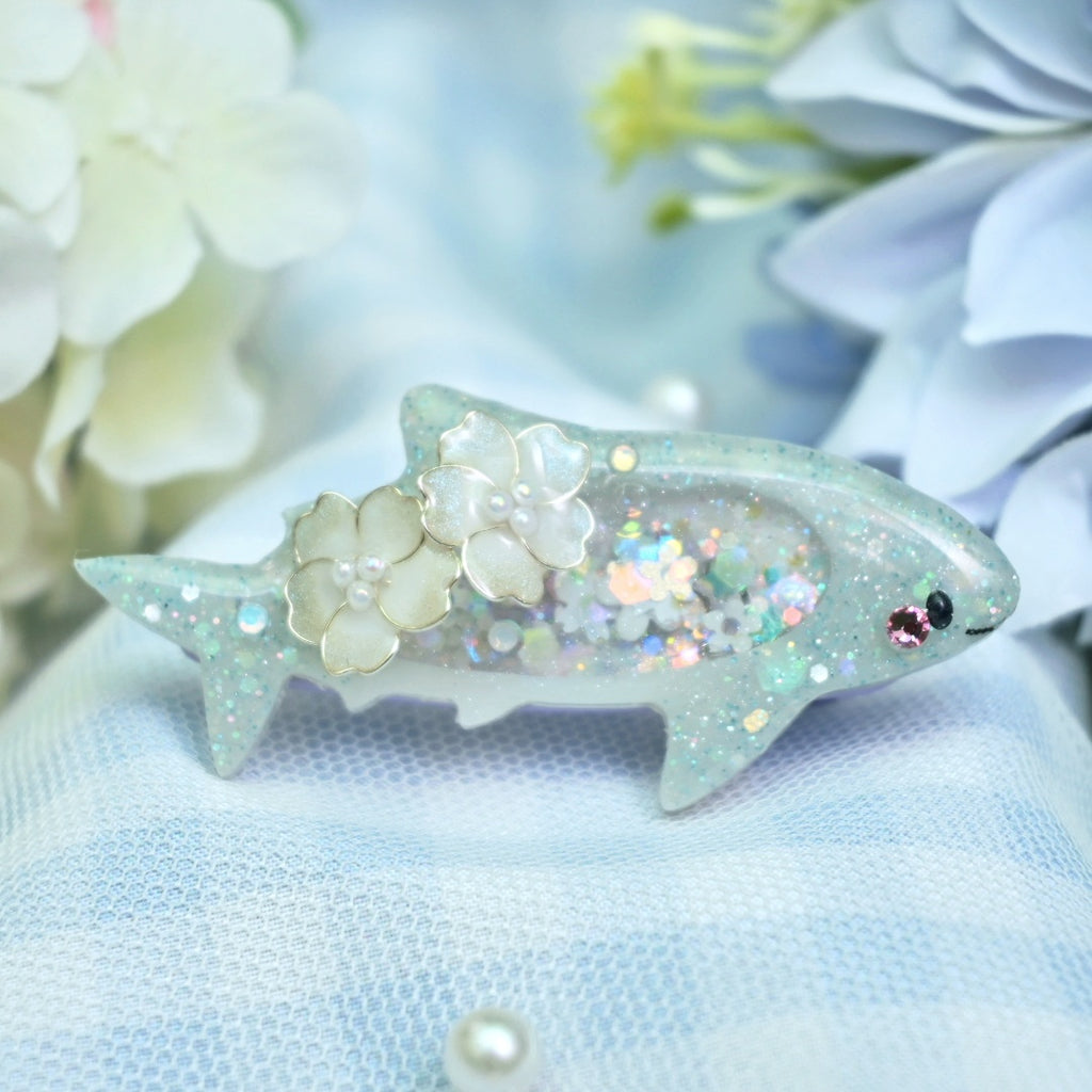 Smol Shark Hairclip (5cm, Wireart) - Grey, right side