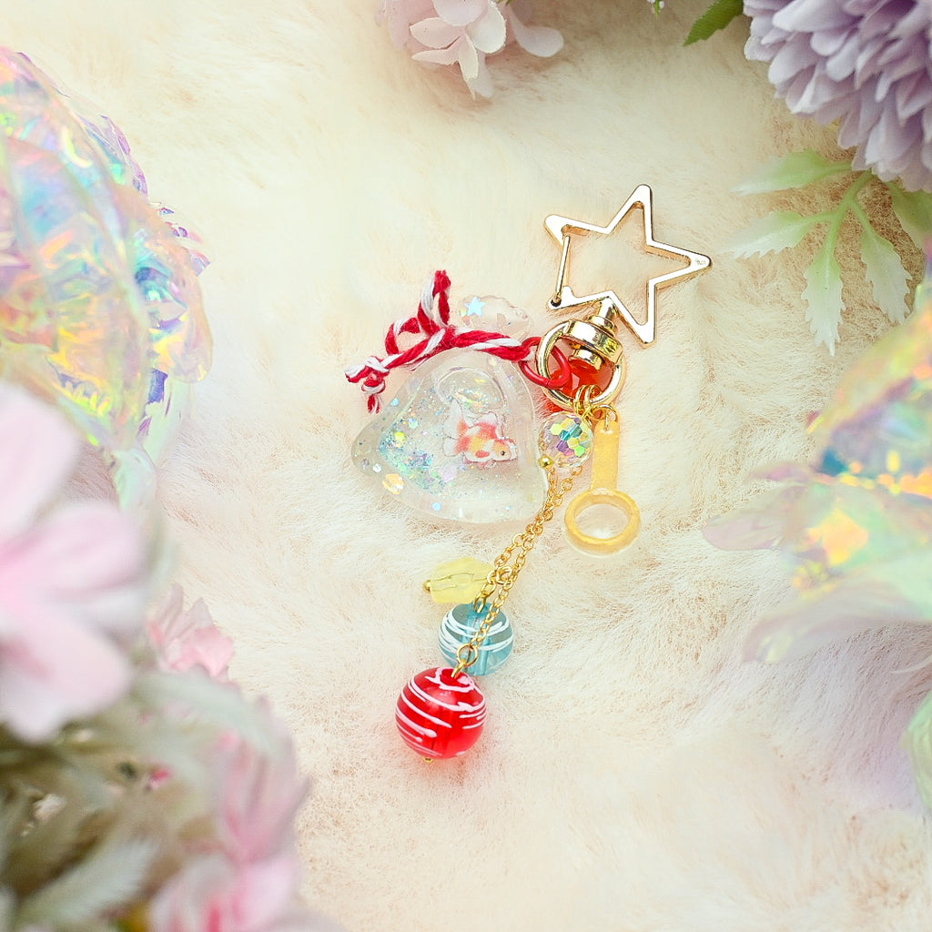 Goldie scoop charm (blue/red)